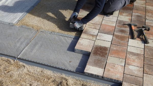 A Barabás gyorsszegély térkő-rögzítőrendszer egyszerűen és gyorsan beépíthető